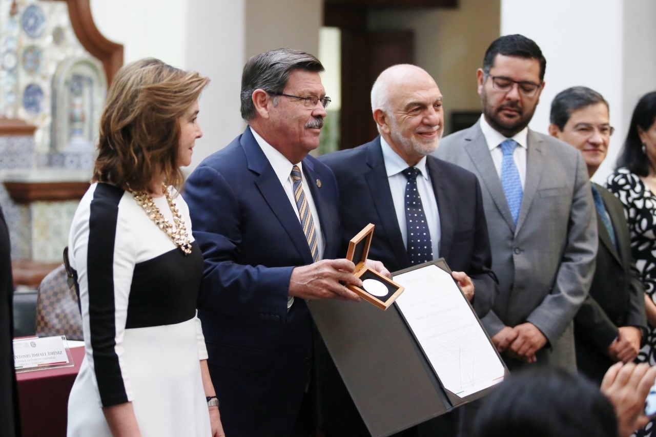 El rector, Rogelio Garza, recibió el premio del Oficial Mayor de la SEMARNAT, Guillermo Schiaffino. (Foto: Eduardo Mendieta)