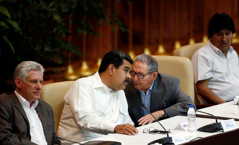 El primer secretario del Partido Comunista de Cuba, Raúl Castro, junto a los presidentes de Bolivia, Evo morales, de Venezuela, Nicolás Maduro y el cu