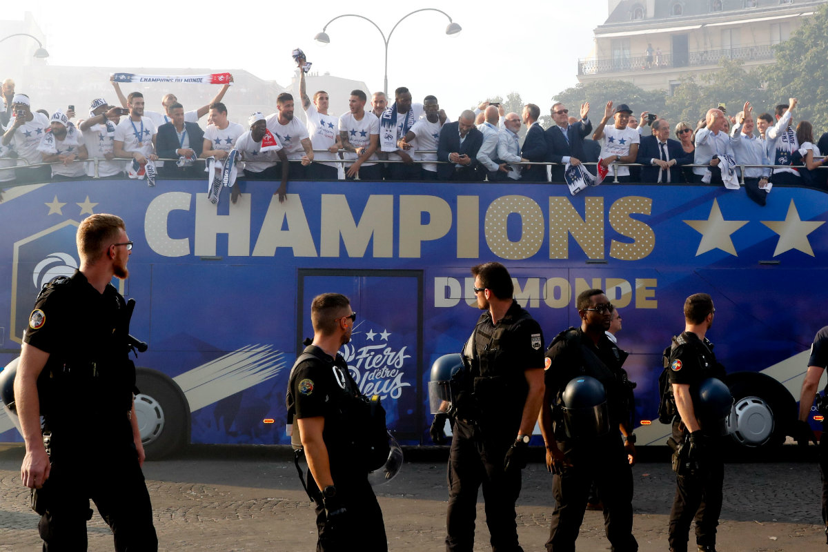 Selección de Francia en festejos por el título del Mundial (AFP)