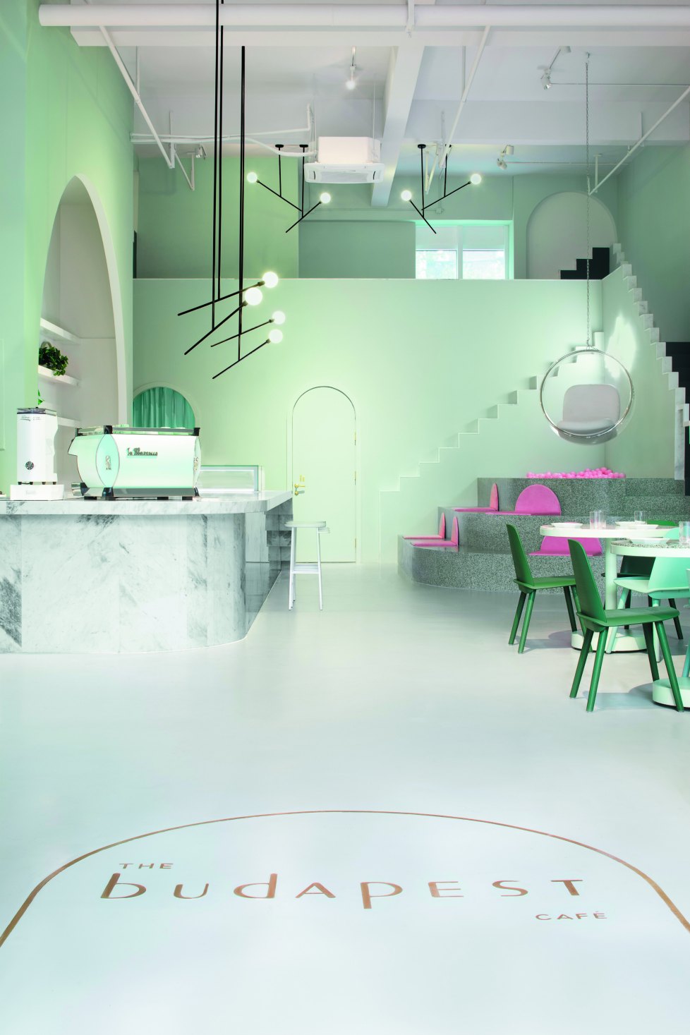 The Budapest Café sorprende con una experiencia de diseño minimalista, moderna y refinada; un estilo visual de película. (James Morgan)