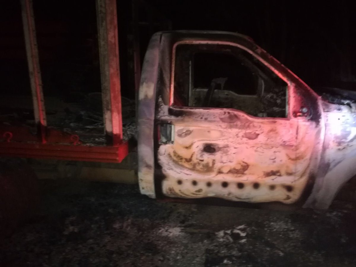 Una camioneta fue incendiada.  (Especial).