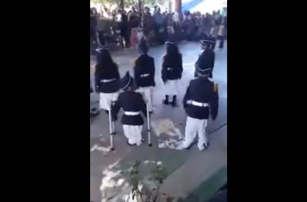 Ángel es uno de los alumnos destacados de su kinder y marchó con la escolta. (Facebook)
