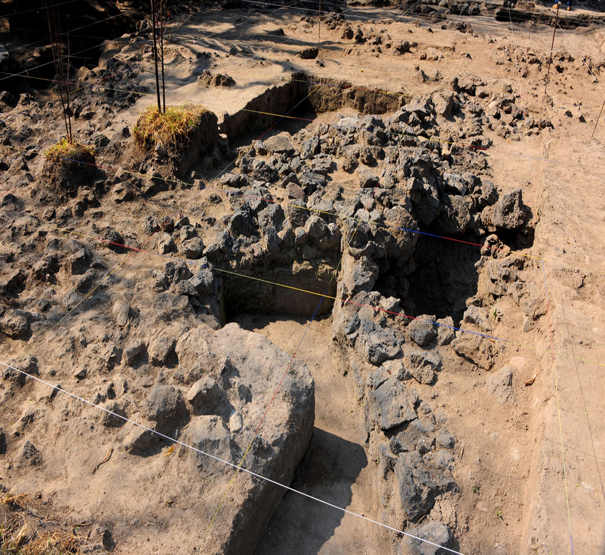 Arqueólogos del INAH registran los cimientos del palacio de gobernanza del tlatoani de Atenco Omac. (Mauricio Marat / INAH)
