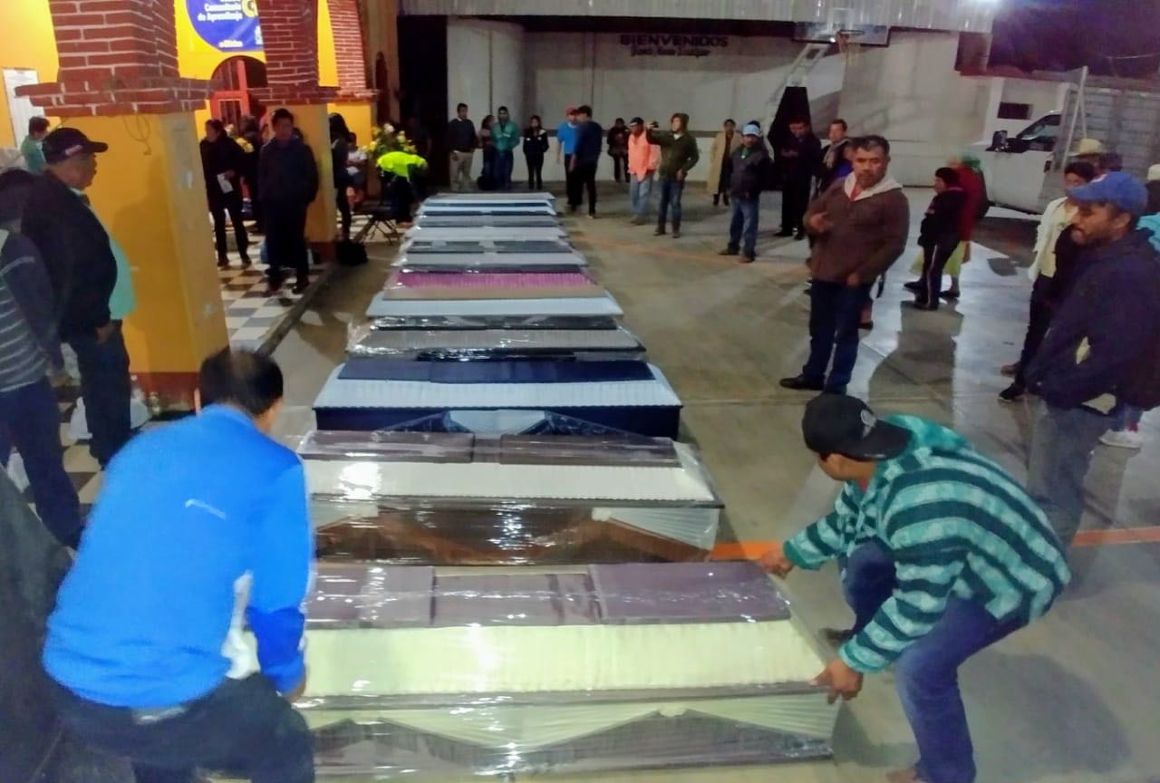 Los cuerpos de los 13 campesinos son velados en el palacio municipal. (Óscar Rodríguez)