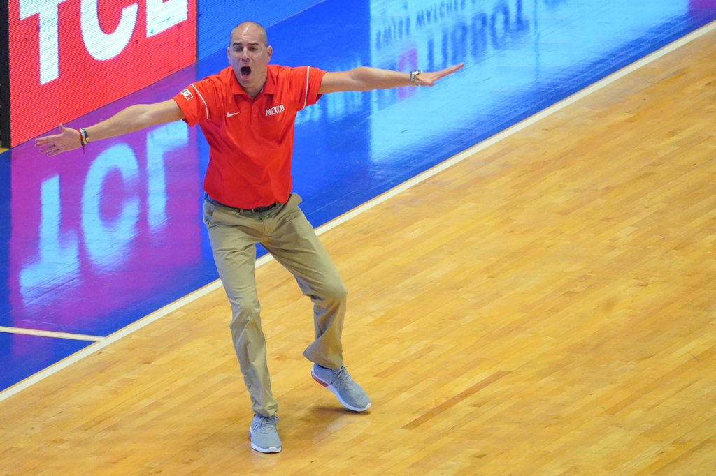 El entrenador se la selección mexicana de basquetbol Iván Deniz (Imago7)