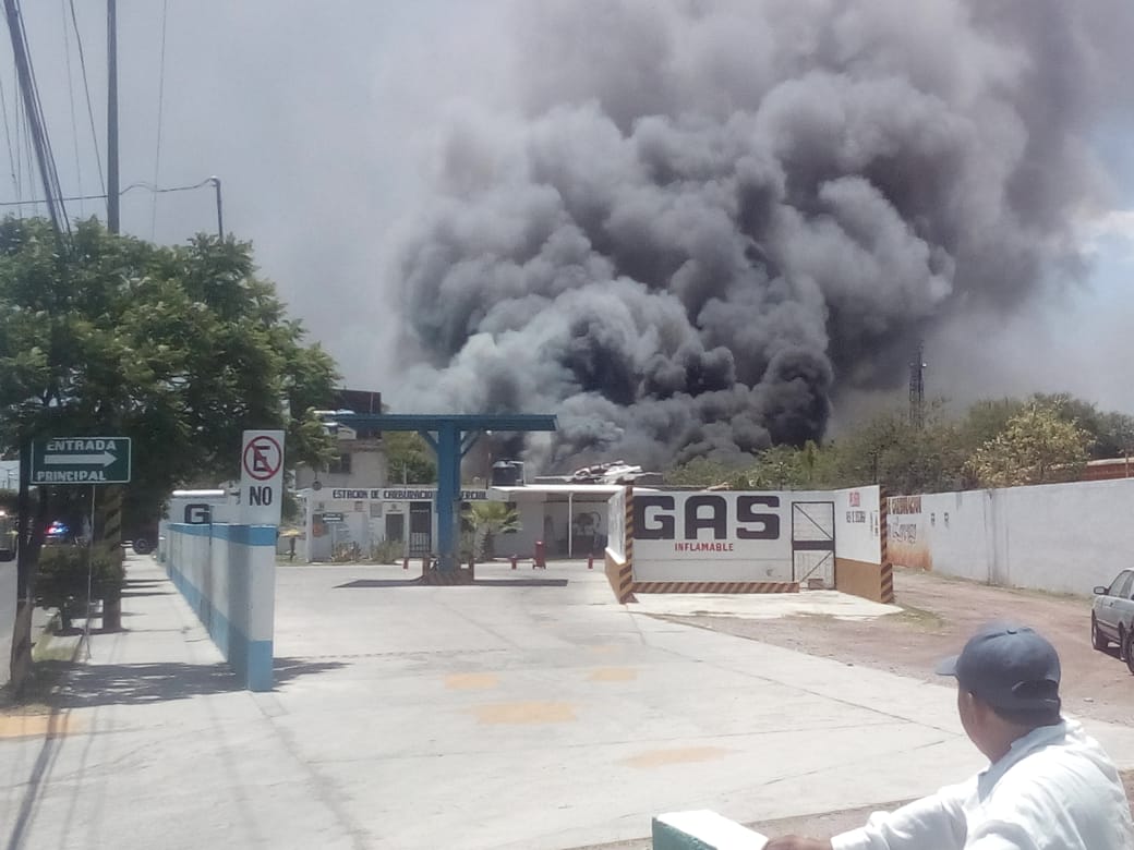 El incendio se presentó en un predio donde se resguardan vehículos accidentados, sin embargo el fuego podría llegar a una distribuidora de Gas LP. (Ap