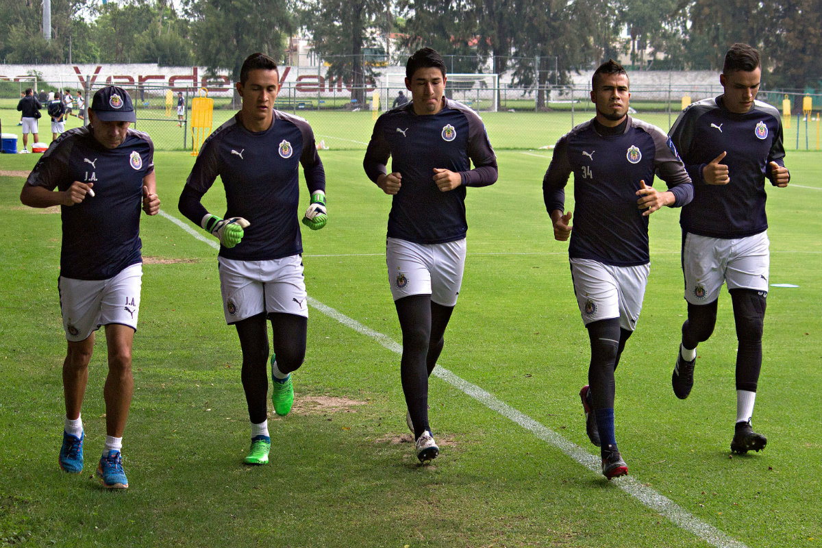 Jugadores de Chivas en entrenamiento (Imago7)