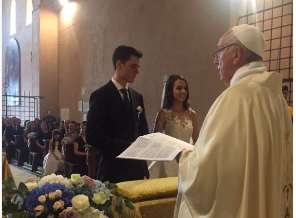 Letícia Vera trabaja en el Museo del Vaticano y Luca Elia Maria es un ex guardia suizo. (Instagram)