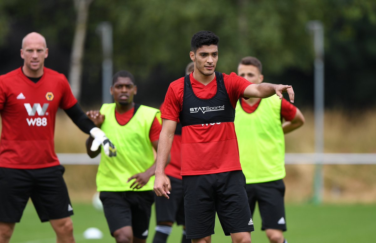 Raúl Jiménez ya entrena con los Wolves (Twitter @WolvesEspanol)