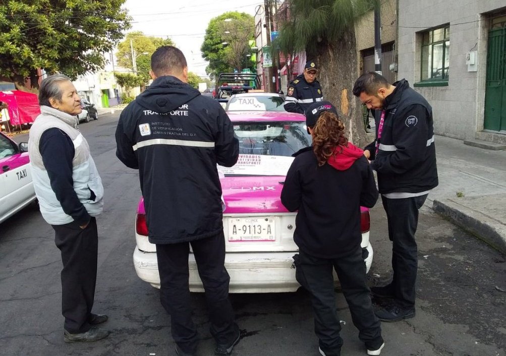 Ayer 14 taxis fueron enviados a corralones y 85 más fueron infraccionados por faltas al reglamento. (Twitter @CDMX_Semovi)