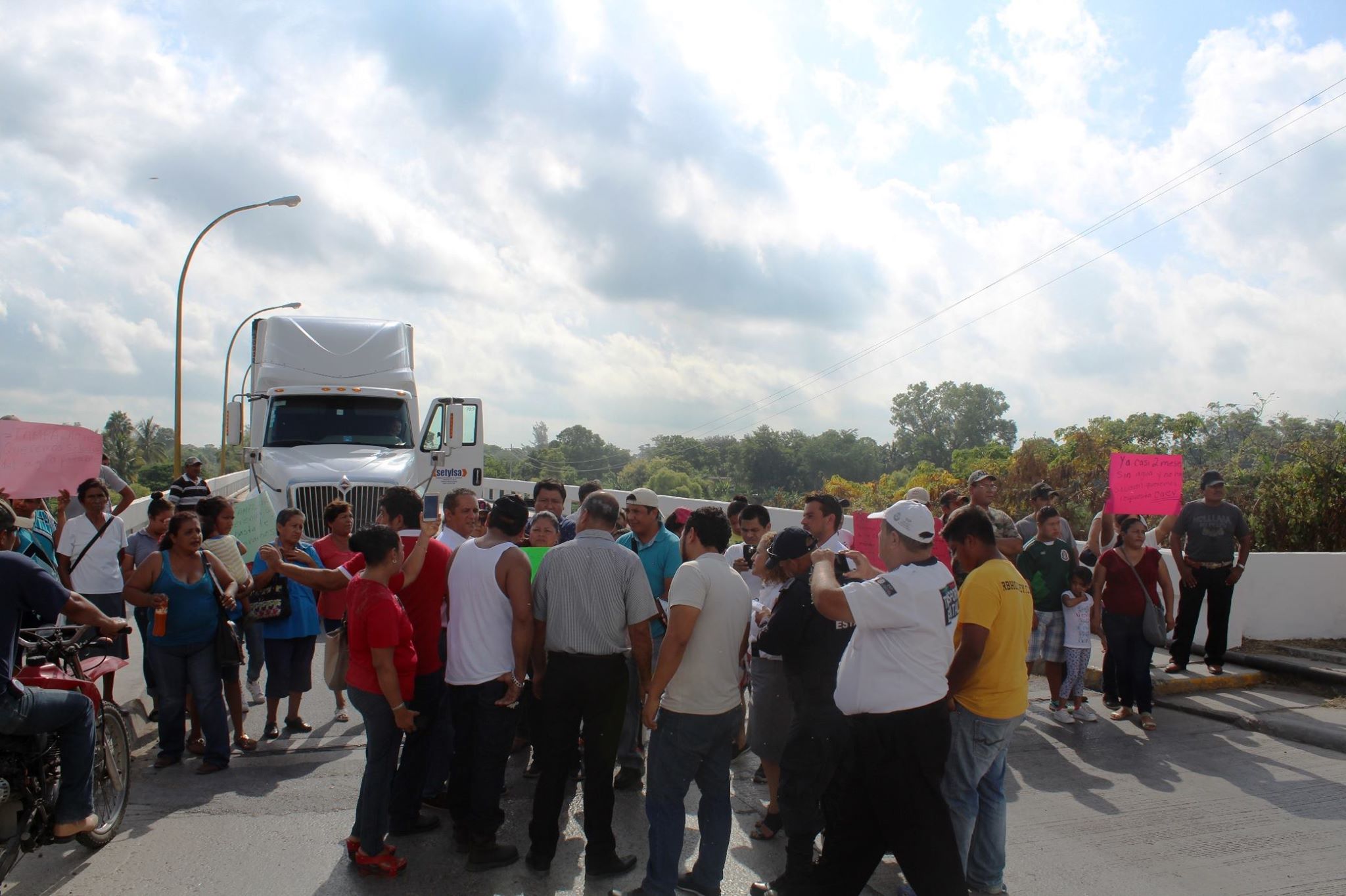 Bloquean acceso a Pánuco.(Aristeo Abundis)