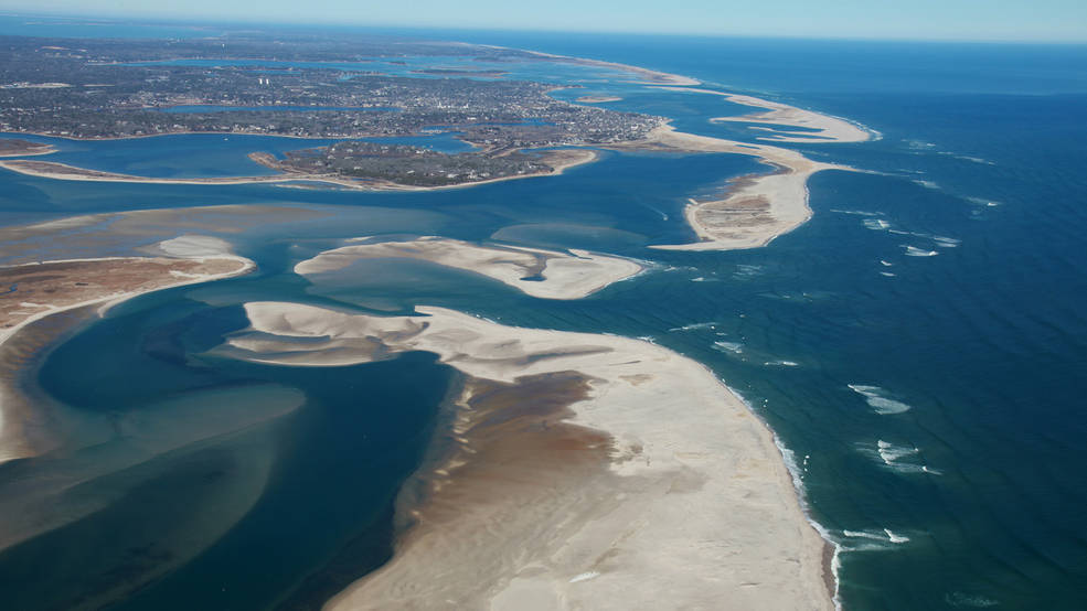 Cabo Cod, en Massachusetts, una playa protegida. (NASA Earth Observatory / Spencer Kennard)