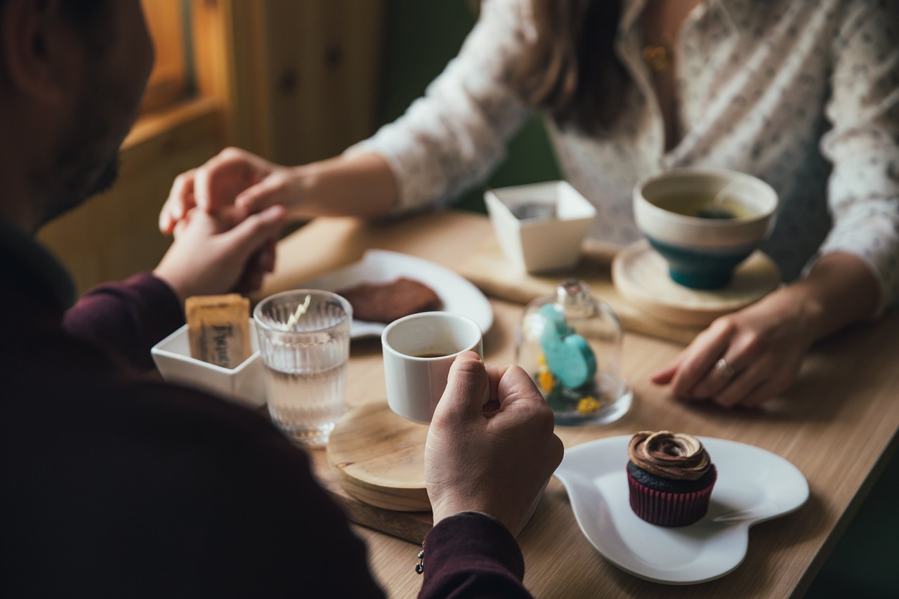 Cenar dos horas antes de dormir reduce el riesgo de cáncer. (Especial)