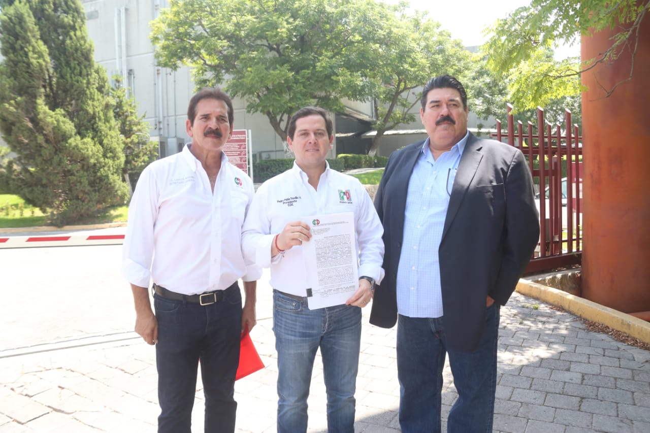 El dirigente estatal priista, Pedro Pablo Treviño, acudió acompañado del dirigente de la CNOP en la entidad, Carlos Barona, y el abogado Juan Cázares.