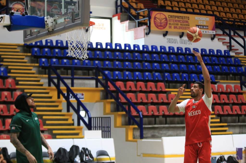 Gustavo Ayón se entrena con los Doce Guerreros (Cortesía Sporthus)