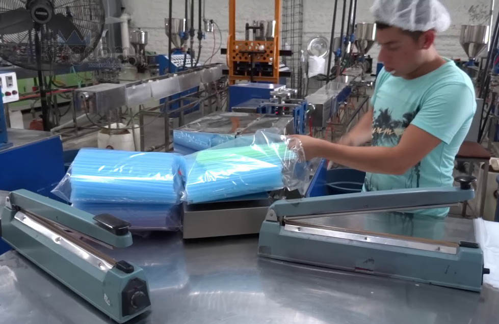 La industria de fabricación de bolsas y popotes de plástico, así como de unicel, es muy importante en el estado, refiere Careintra (Especial)