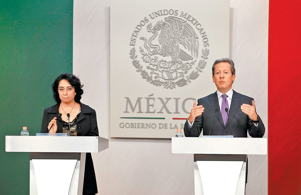 Patricia Chemor, secretaria general del Conapo, y el vocero presidencial, Eduardo Sánchez, en conferencia celebrada en la residencia oficial de Los Pi