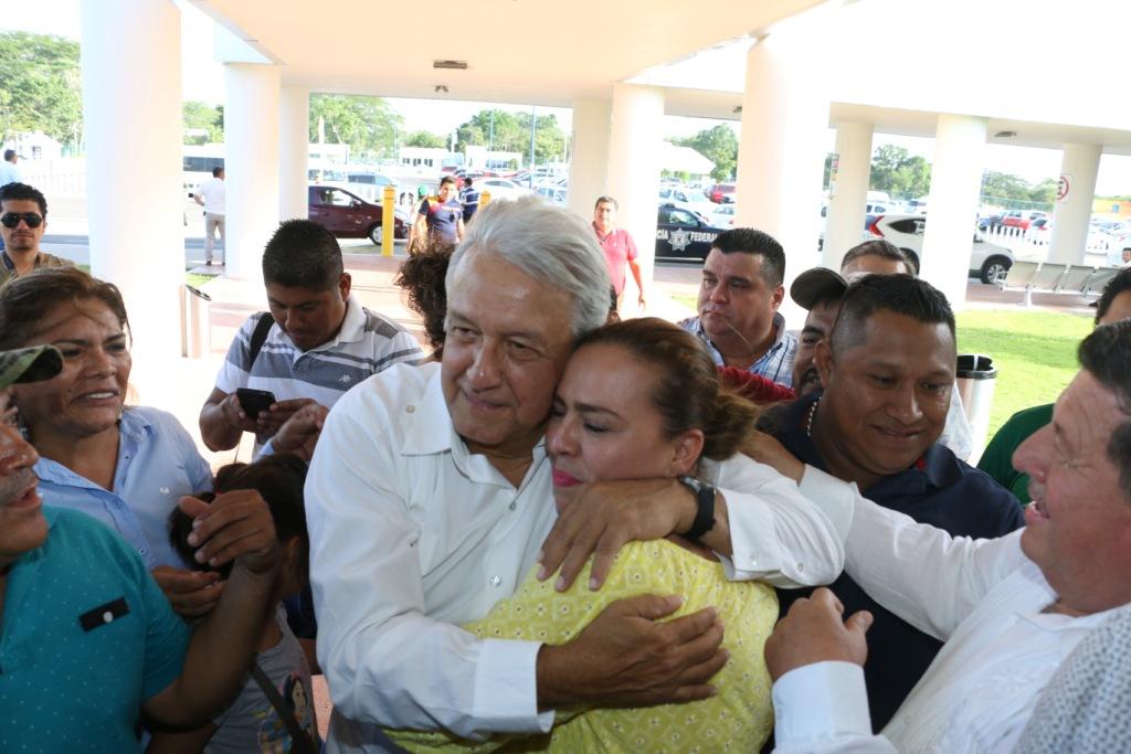 Una persona se acercó a López Obrador para saludarlo cuando llegó al aeropuerto internacional de Villahermosa. (Cuartoscuro/Tomás Canabal)