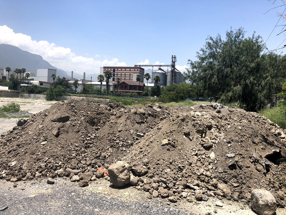 Trabajadores de la zona expusieron que desde hace tres días han ingresado camiones para descargar material. (Victoria Félix)