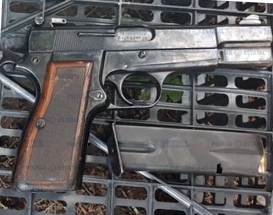 A los supuestos implicados se les aseguró un arma de fuego. (Especial)