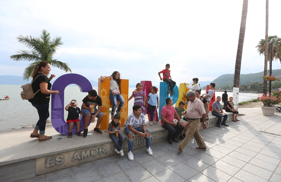 La afluencia de turistas a Chapala ha mejorado, al grado que se construyen cinco nuevos hoteles (Nacho Reyes)