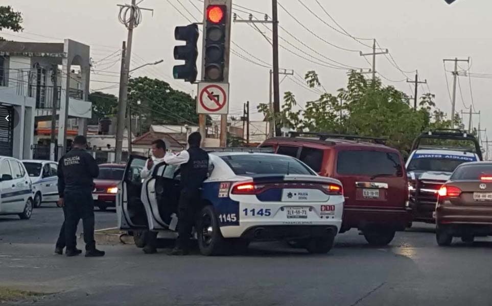 Ambos vehículos quedaron afectados.