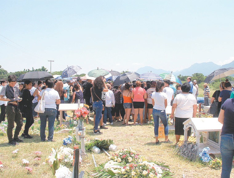Amigos y familiares de Anita se reunieron en un panteón de Juárez. (Foto: Agustín Martínez)