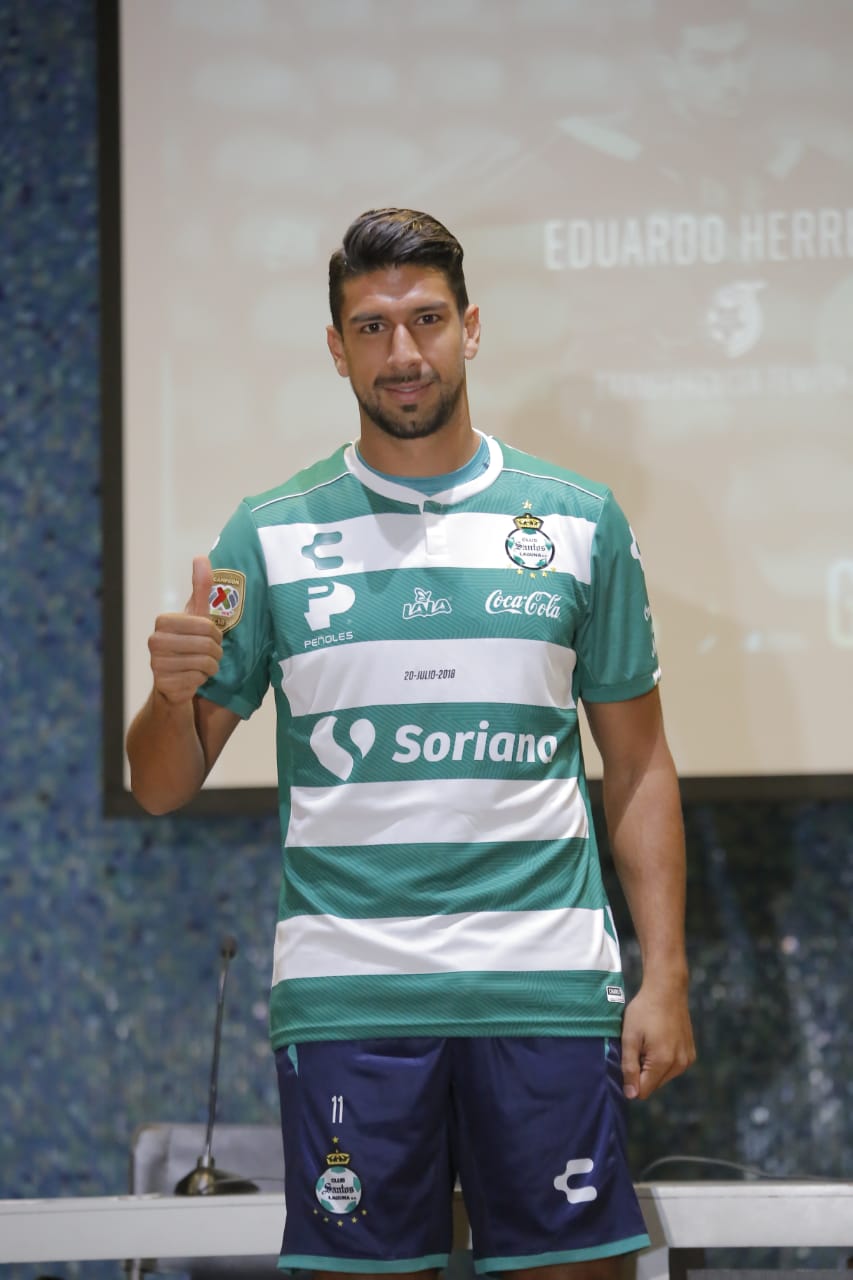 Eduardo Herrera se enfundó la playera con el número 11 y aseguró estar listo para jugar el domingo. (Saúl González)