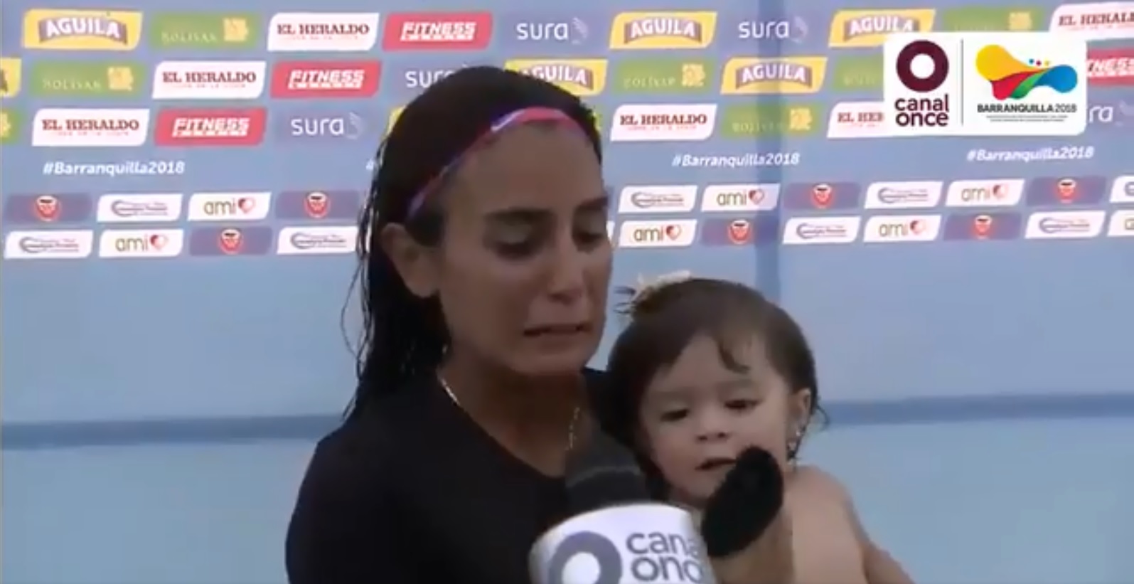 La hija de Paola Espinosa  tomó el micrófono de un reportero