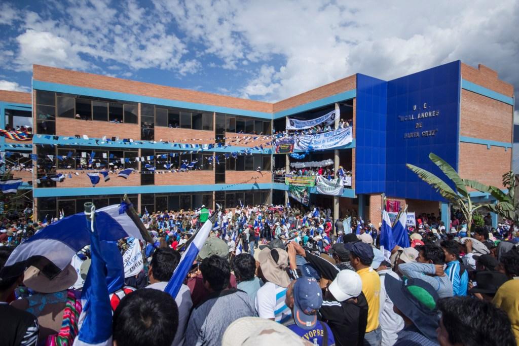 Durante la inauguracióm de una escuela, la Comunidad Santa Rosa de Lima le regaló una plantación de coca al gobernador Evo Morales