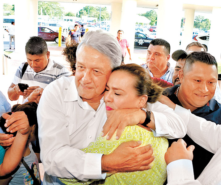López Obrador dice que en el INE “son muy de derecha” y no lo ven con buenos ojos. (Édgar Jasso/Cuartoscuro)