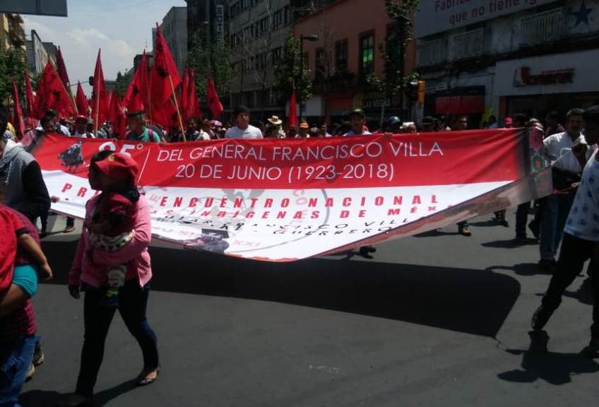 Los manifestantes iniciaron su marcha sobre la avenida José María Pino Suárez. (Jorge Becerril)