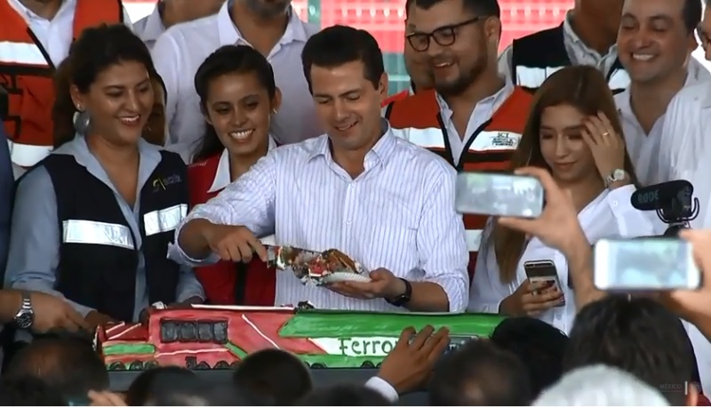 El presidente Enrique Peña Nieto partió un pastel con forma de tren. (Especial)