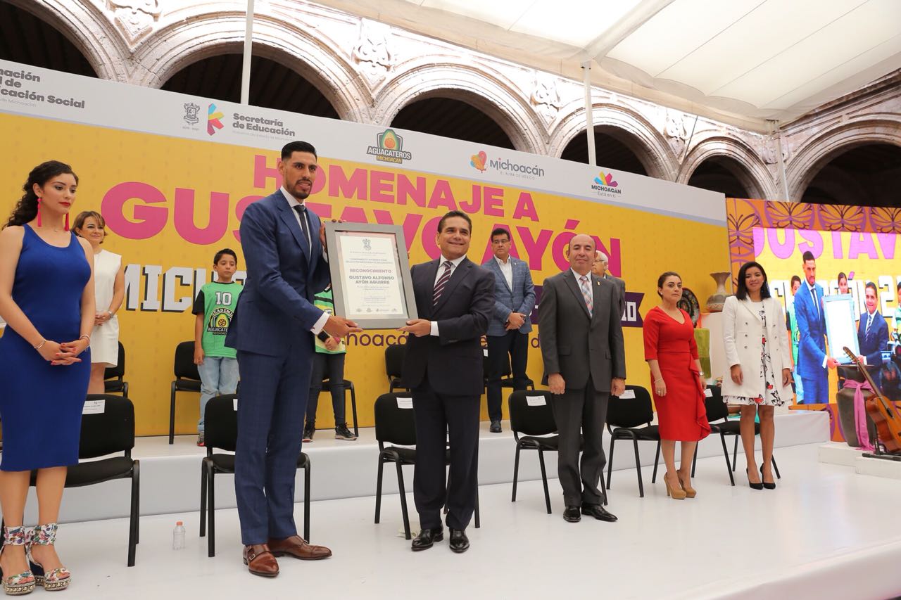 Silvano Aureoles le entrega un reconocimiento a Gustavo Ayón (Cortesía)