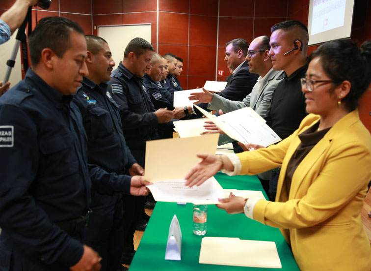 42 elementos de la policía municipal de Tulancingo y de Tepeapulco fueron certificados. (Jorge Sánchez)