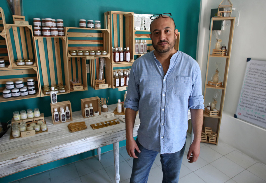 Elyas Carlos dice que el afán principal es abrir la puerta a los remedios que son parte de la cultura tradiciona. (Arturo Salazar)
