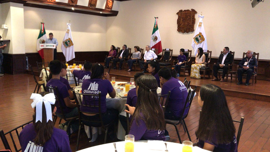 También felicitó a las maestras y directivos de las escuelas de los niños participantes. (Especial)