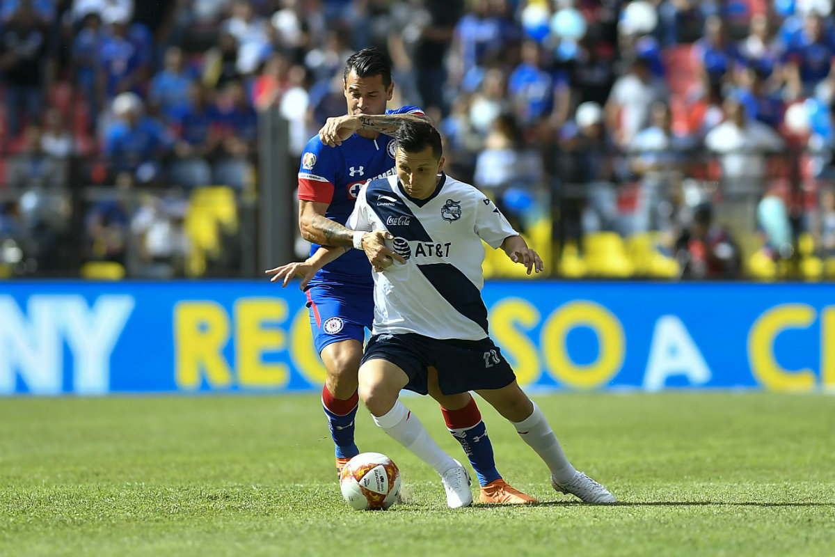 José Francisco Torres disputa un balón con Milton Caraglio (Imago7)