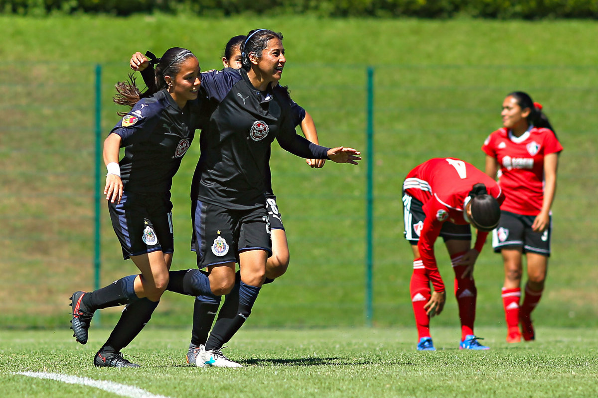Jugadoras de Chivas en un duelo ante Atlas (Imago7)