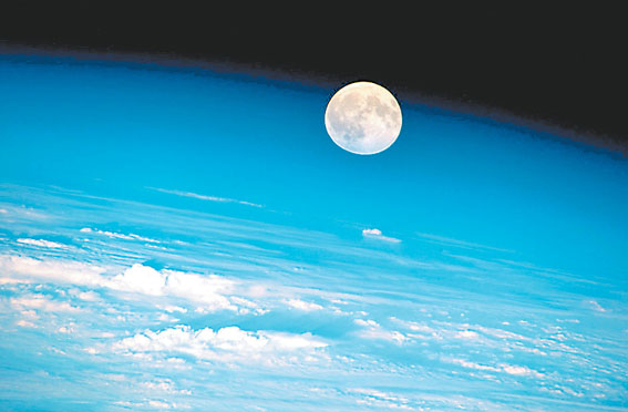 El satélite natural de la Tierra se tornará rojizo.  (Especial)