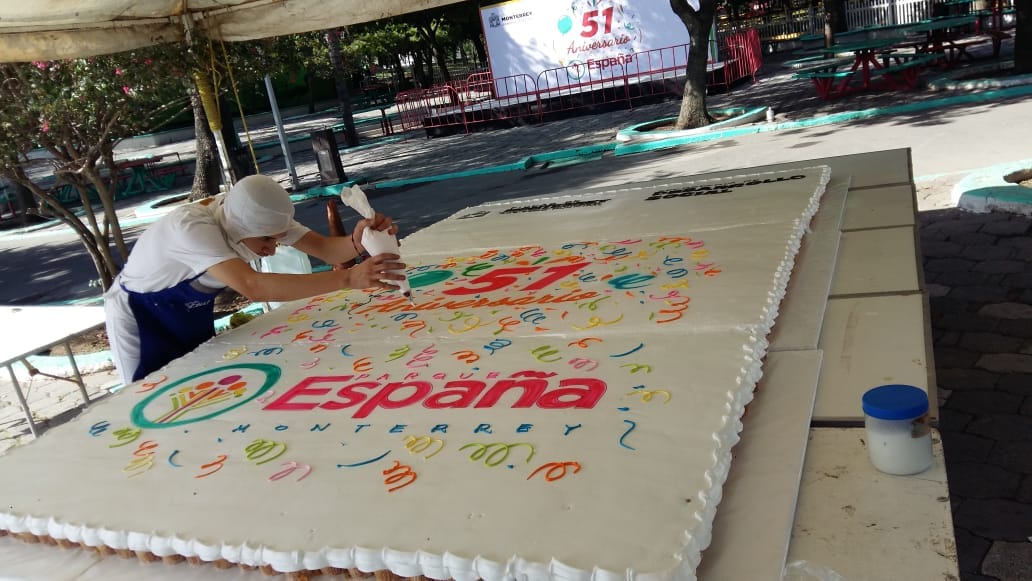 Para continuar los festejos, hubo un macropastel con 2 mil "quequitos". (Especial)