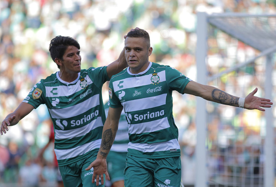Tras las inseguridades que la pretemporada y la partida de 3 jugadores emblemáticos, Santos Laguna inició con el pie derecho. (Saúl González)