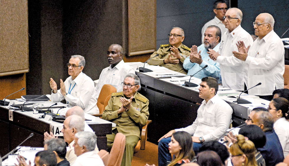 Raúl Castro estuvo ayer en la Asamblea Nacional, que seguirá hoy deliberando los cambios a 137 artículos. (Abel Padrón/AP)