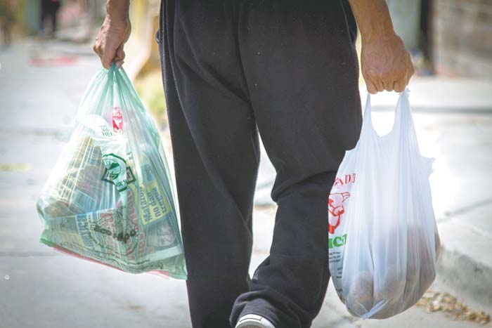 Se restringe la venta, dádiva y uso de bolsas de polietileno de baja densidad o cualquiera de sus derivados.