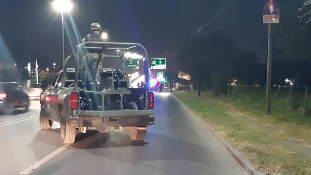 La vialidad en la avenida Eloy Cavazos se vio trastocada por más de seis horas ante la presencia de elementos de seguridad. (Foto: Mayte Villasana)
