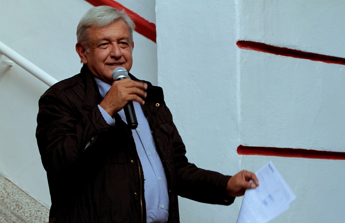 Andrés Manuel López Obrador se comprometió a cortar a la mitad el sueldo de Presidente al asumir el cargo. (Especial)