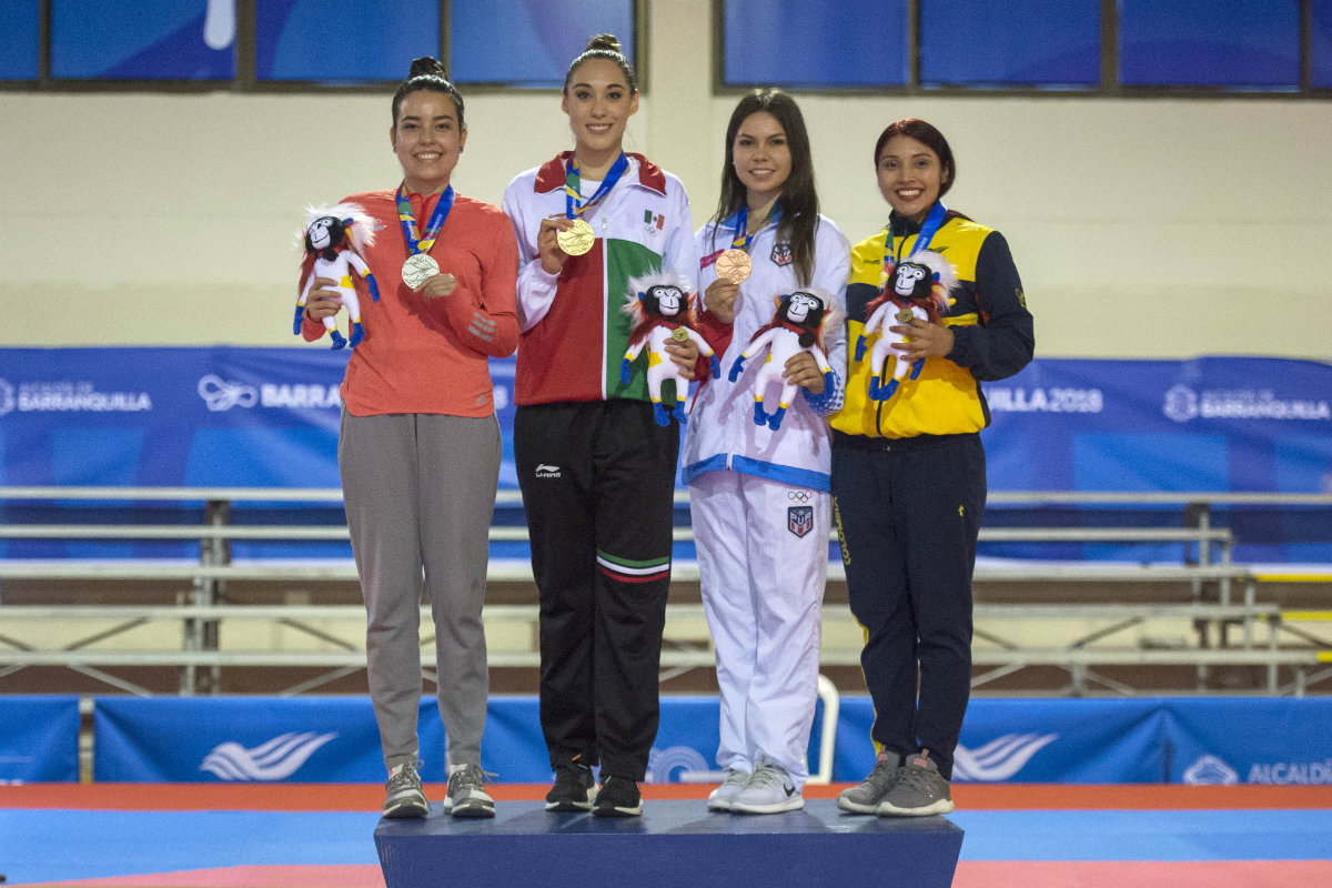 Al centro, Daniela Rodríguez, taekwondoín mexicana que ganó tres oros en Barranquilla (Mexsport)