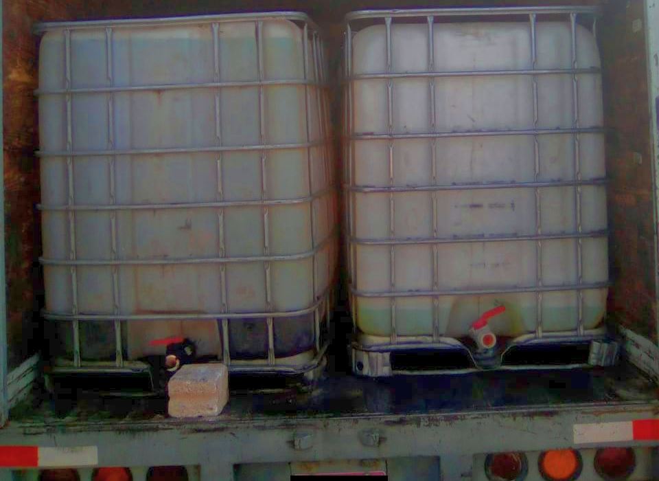 Elementos de la Policía Estatal Preventiva y del Ejército Mexicano, decomisaron nueve vehículos utilizados para el robo de combustible. (Especial)
