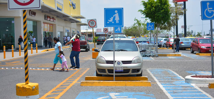 Estacionarte en lugar de discapacitados podría costarte más de 2 mil pesos.