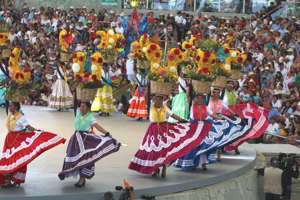 Con la gallardía que los caracteriza, los Danzantes de la Pluma de Teotitlán del Valle dieron inicio a esta celebración. Cuartoscuro